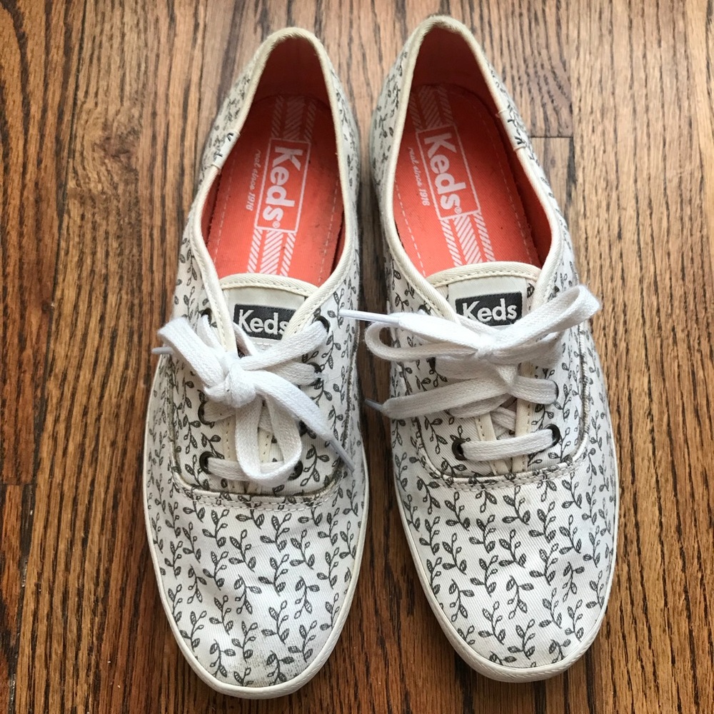 SOLD 📦 White Keds